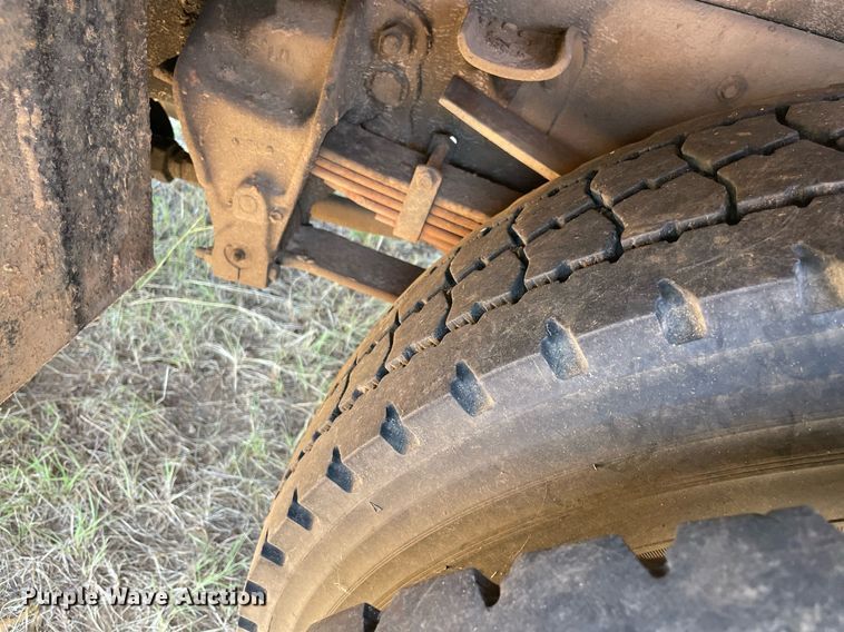 image for item NT9444 1999 Ford F800  bucket truck