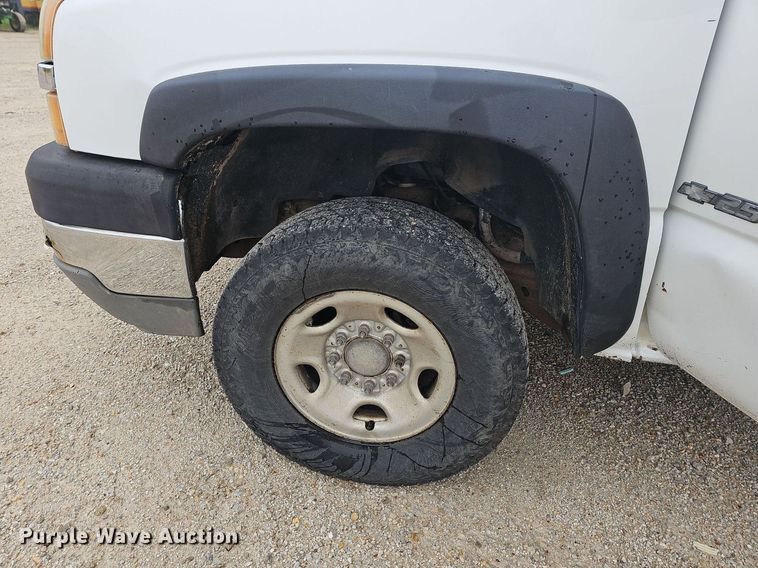 image for item NT9920 2003 Chevrolet Silverado 2500HD  pickup truck