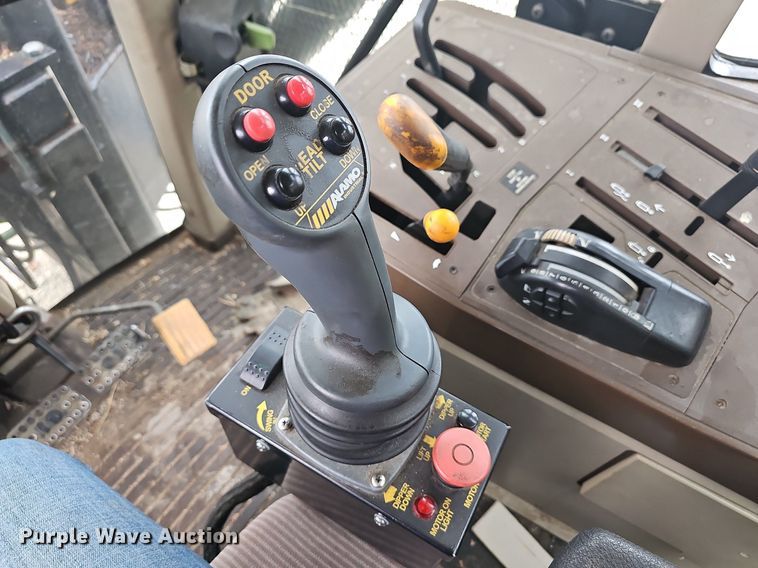 image for item NT9924 2006 John Deere 6415  tractor