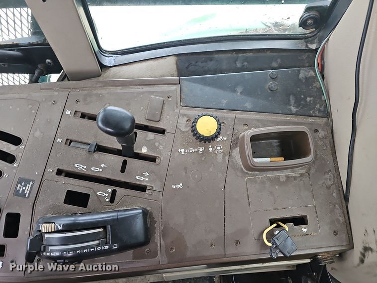 image for item NT9924 2006 John Deere 6415  tractor