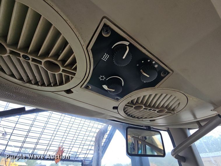 image for item NT9924 2006 John Deere 6415  tractor