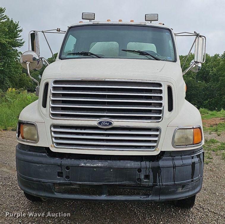 image for item NT9944 1998  Ford LLA9000  tank truck