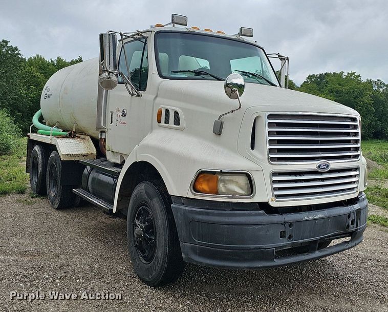 image for item NT9944 1998  Ford LLA9000  tank truck