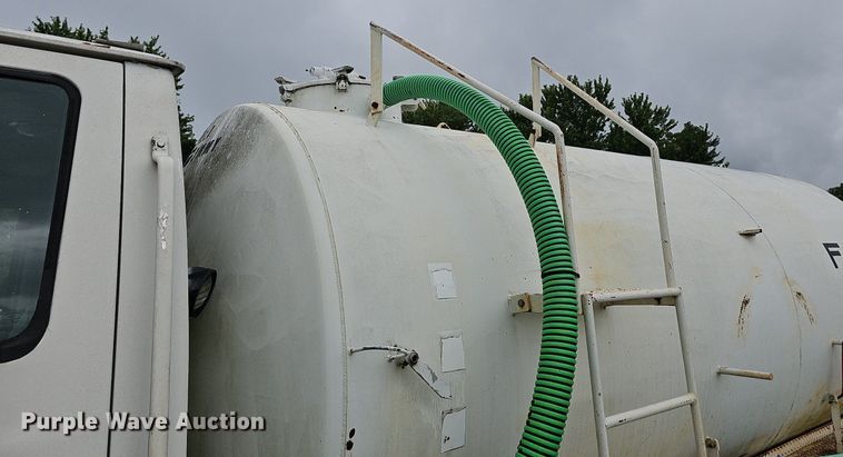 image for item NT9944 1998  Ford LLA9000  tank truck