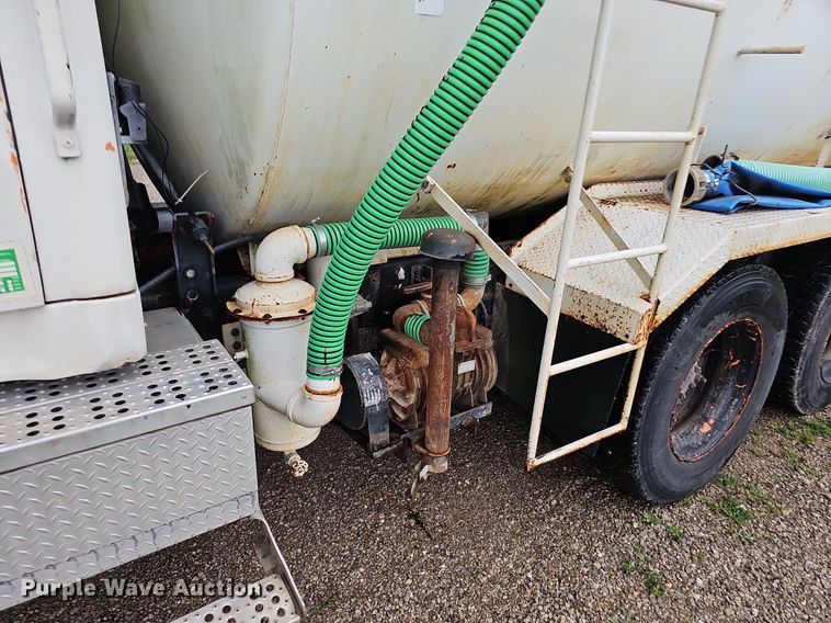 image for item NT9944 1998  Ford LLA9000  tank truck