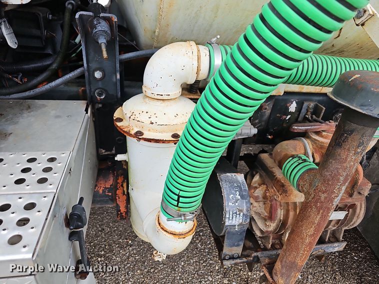 image for item NT9944 1998  Ford LLA9000  tank truck