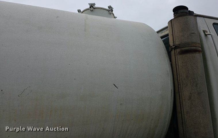 image for item NT9944 1998  Ford LLA9000  tank truck