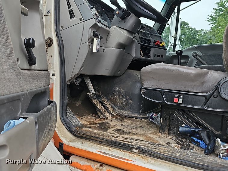 image for item NT9944 1998  Ford LLA9000  tank truck