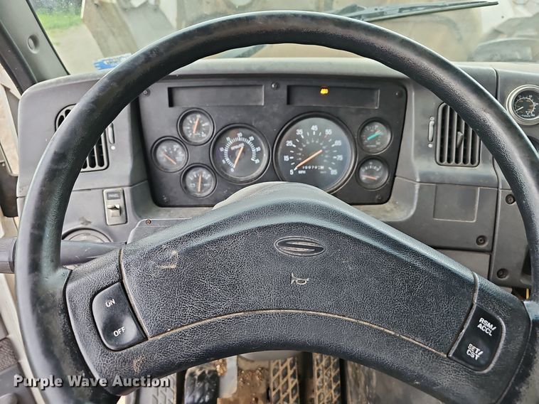 image for item NT9944 1998  Ford LLA9000  tank truck