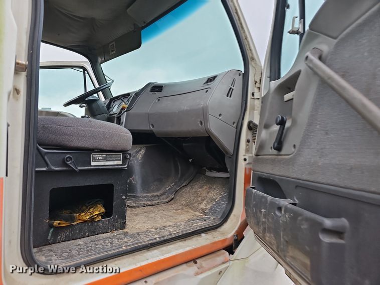 image for item NT9944 1998  Ford LLA9000  tank truck