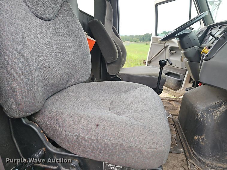 image for item NT9944 1998  Ford LLA9000  tank truck