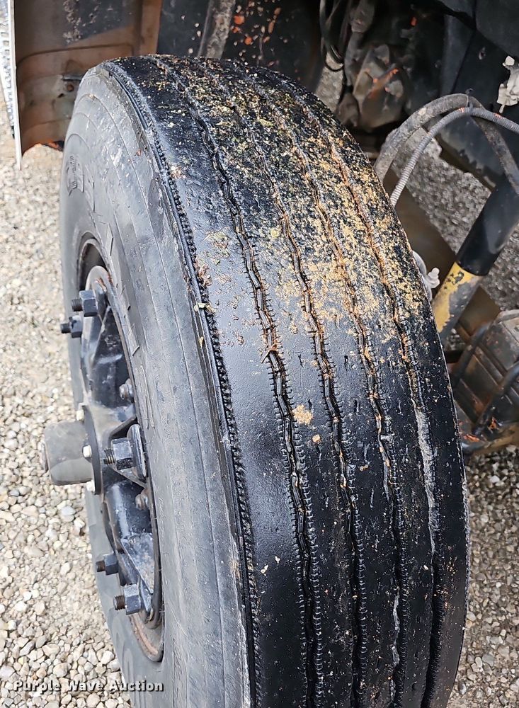 image for item NT9944 1998  Ford LLA9000  tank truck