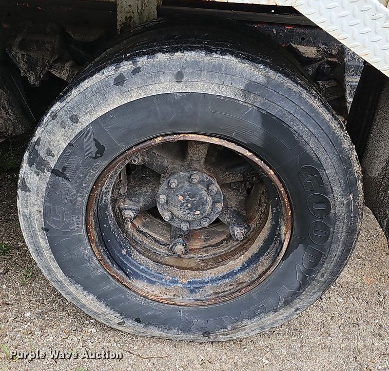 image for item NT9944 1998  Ford LLA9000  tank truck