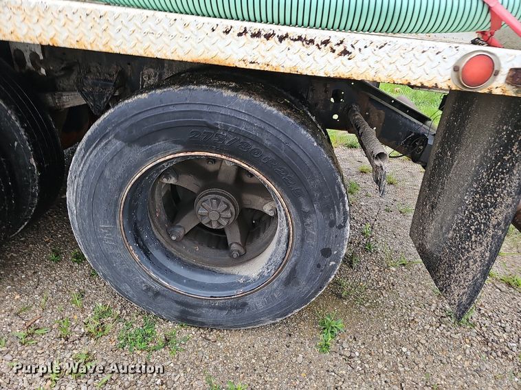 image for item NT9944 1998  Ford LLA9000  tank truck