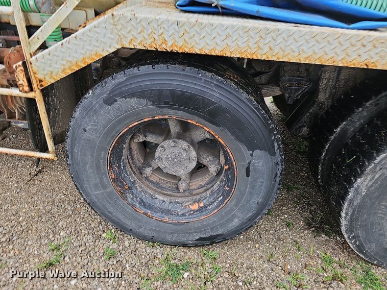 image for item NT9944 1998  Ford LLA9000  tank truck