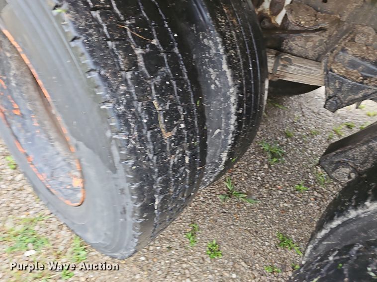 image for item NT9944 1998  Ford LLA9000  tank truck