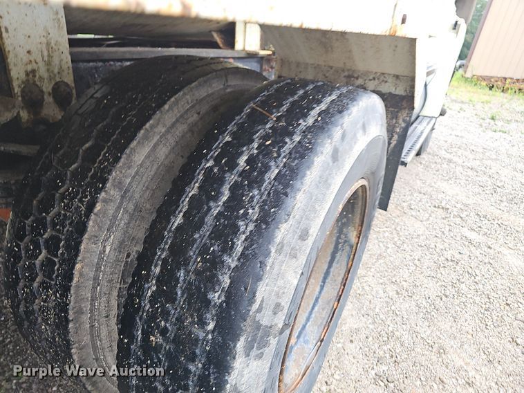 image for item NT9944 1998  Ford LLA9000  tank truck