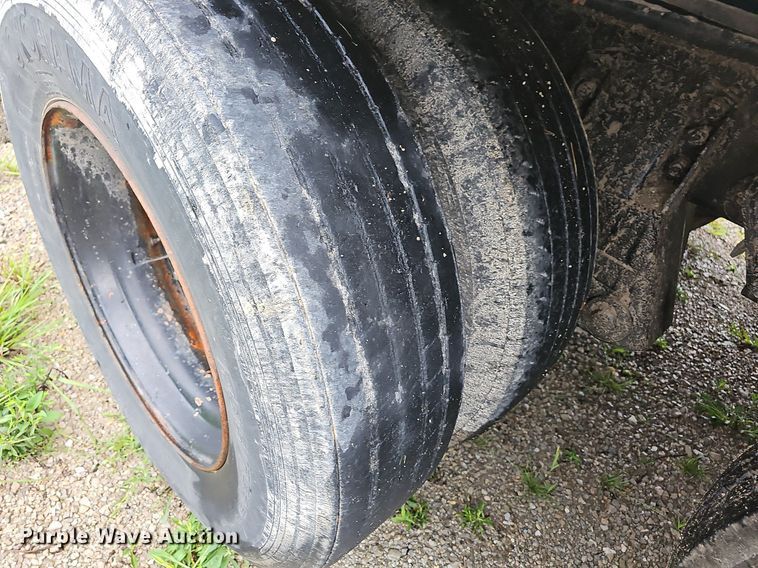 image for item NT9944 1998  Ford LLA9000  tank truck