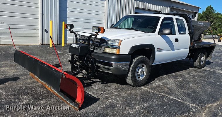 image for item NT9951 2004 Chevrolet Silverado 2500HD  Ext. Cab flatbed pickup truck