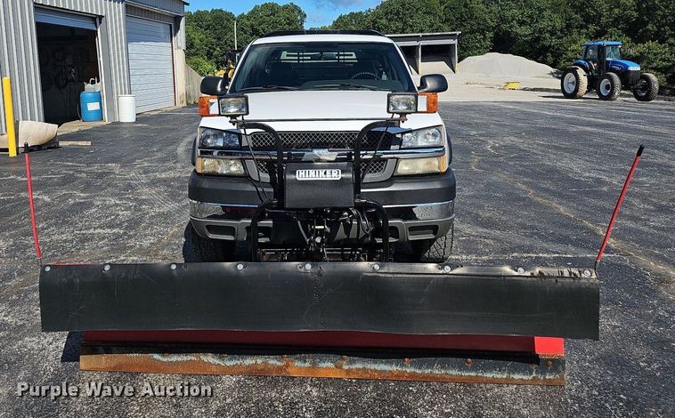 image for item NT9951 2004 Chevrolet Silverado 2500HD  Ext. Cab flatbed pickup truck