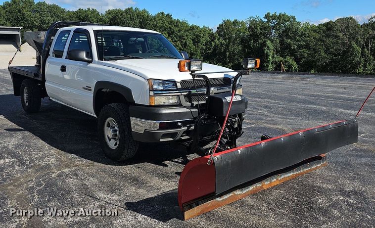 image for item NT9951 2004 Chevrolet Silverado 2500HD  Ext. Cab flatbed pickup truck