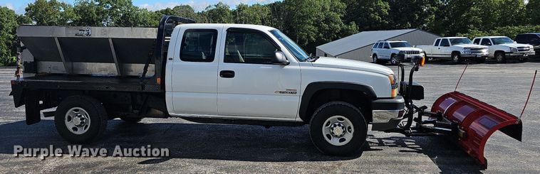 image for item NT9951 2004 Chevrolet Silverado 2500HD  Ext. Cab flatbed pickup truck