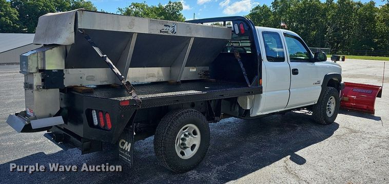 image for item NT9951 2004 Chevrolet Silverado 2500HD  Ext. Cab flatbed pickup truck