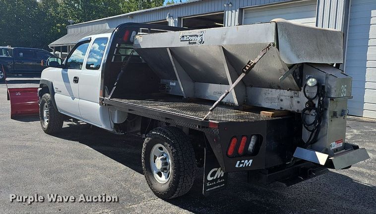 image for item NT9951 2004 Chevrolet Silverado 2500HD  Ext. Cab flatbed pickup truck