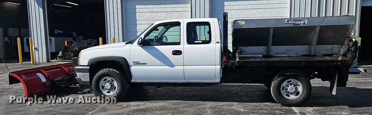 image for item NT9951 2004 Chevrolet Silverado 2500HD  Ext. Cab flatbed pickup truck