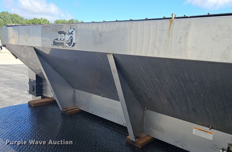 image for item NT9951 2004 Chevrolet Silverado 2500HD  Ext. Cab flatbed pickup truck