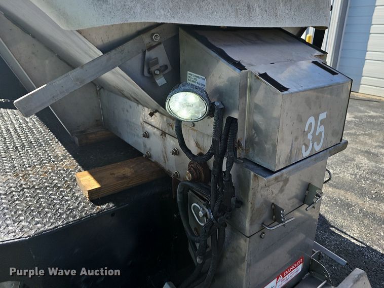 image for item NT9951 2004 Chevrolet Silverado 2500HD  Ext. Cab flatbed pickup truck