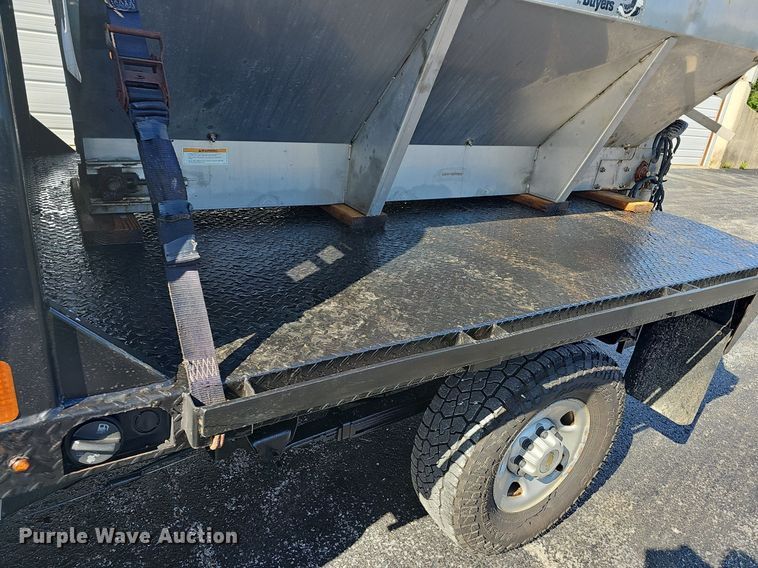 image for item NT9951 2004 Chevrolet Silverado 2500HD  Ext. Cab flatbed pickup truck