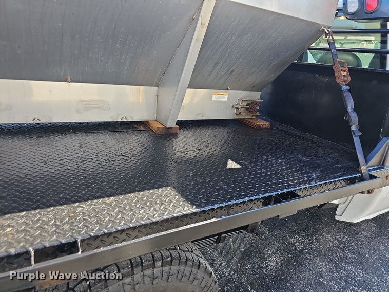 image for item NT9951 2004 Chevrolet Silverado 2500HD  Ext. Cab flatbed pickup truck