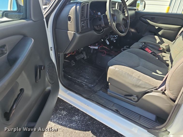 image for item NT9951 2004 Chevrolet Silverado 2500HD  Ext. Cab flatbed pickup truck