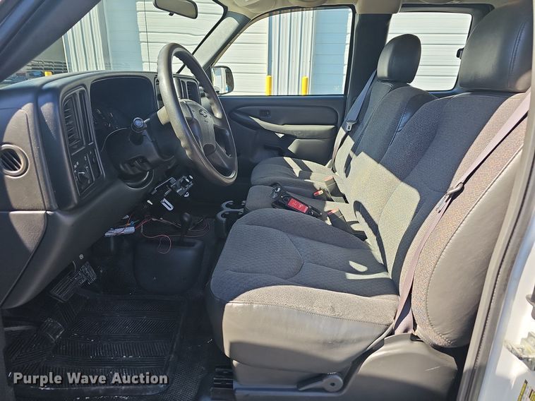 image for item NT9951 2004 Chevrolet Silverado 2500HD  Ext. Cab flatbed pickup truck