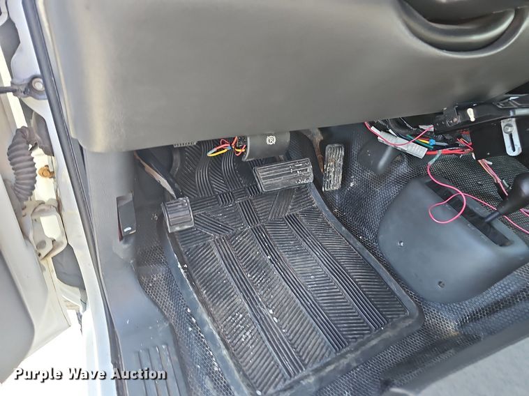 image for item NT9951 2004 Chevrolet Silverado 2500HD  Ext. Cab flatbed pickup truck