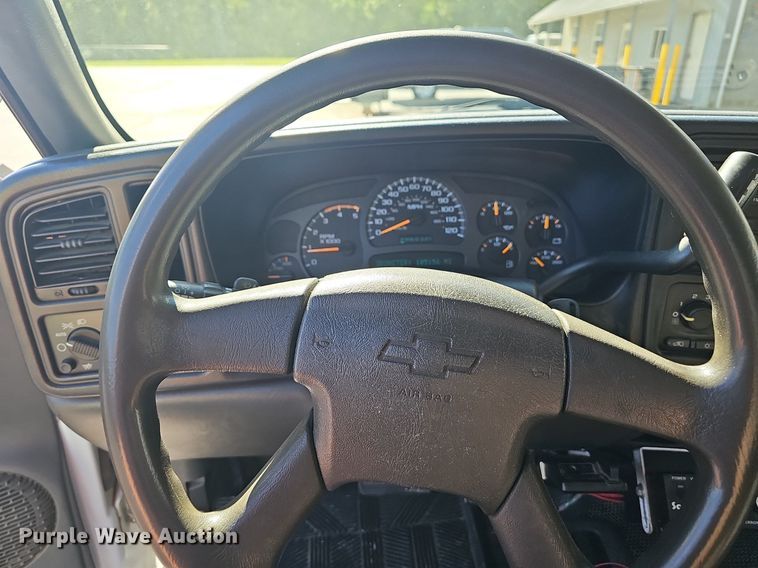 image for item NT9951 2004 Chevrolet Silverado 2500HD  Ext. Cab flatbed pickup truck