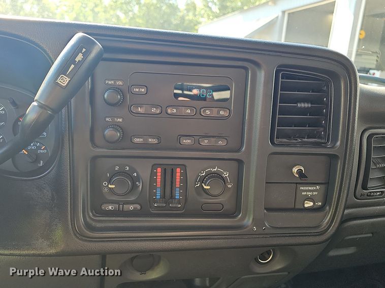 image for item NT9951 2004 Chevrolet Silverado 2500HD  Ext. Cab flatbed pickup truck