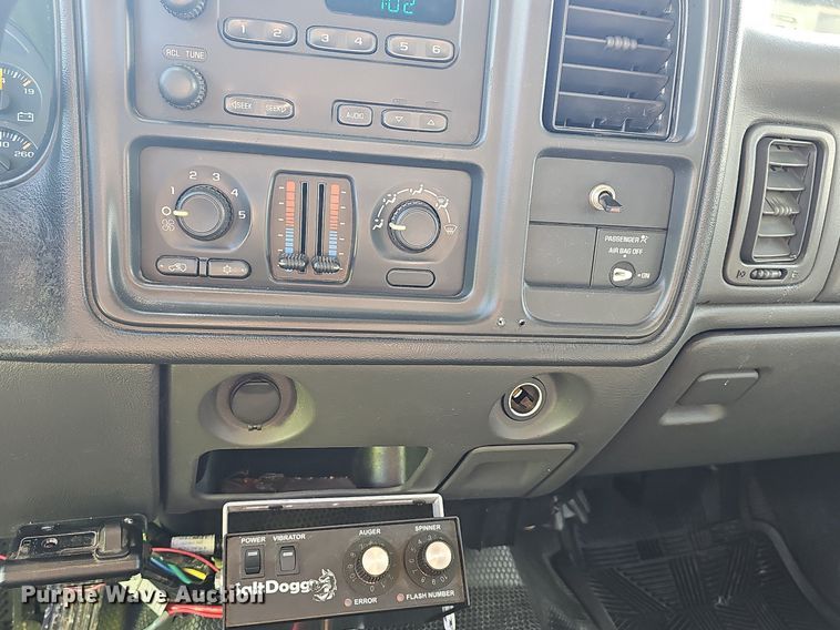 image for item NT9951 2004 Chevrolet Silverado 2500HD  Ext. Cab flatbed pickup truck