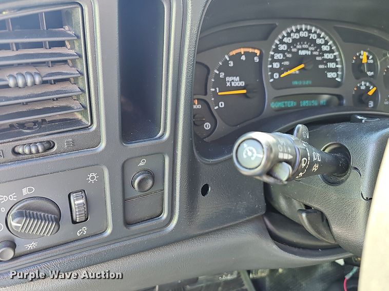 image for item NT9951 2004 Chevrolet Silverado 2500HD  Ext. Cab flatbed pickup truck