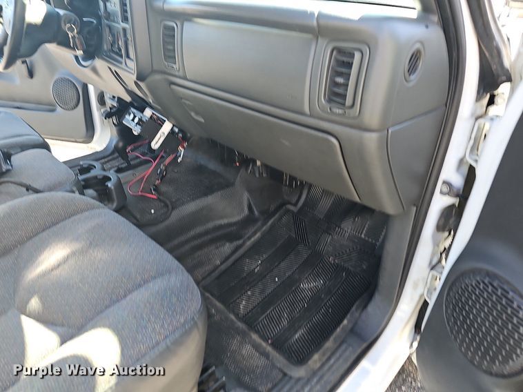 image for item NT9951 2004 Chevrolet Silverado 2500HD  Ext. Cab flatbed pickup truck