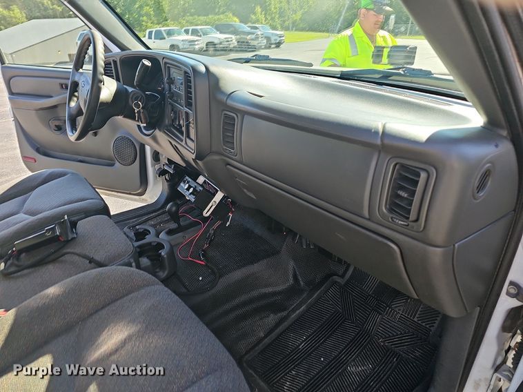 image for item NT9951 2004 Chevrolet Silverado 2500HD  Ext. Cab flatbed pickup truck