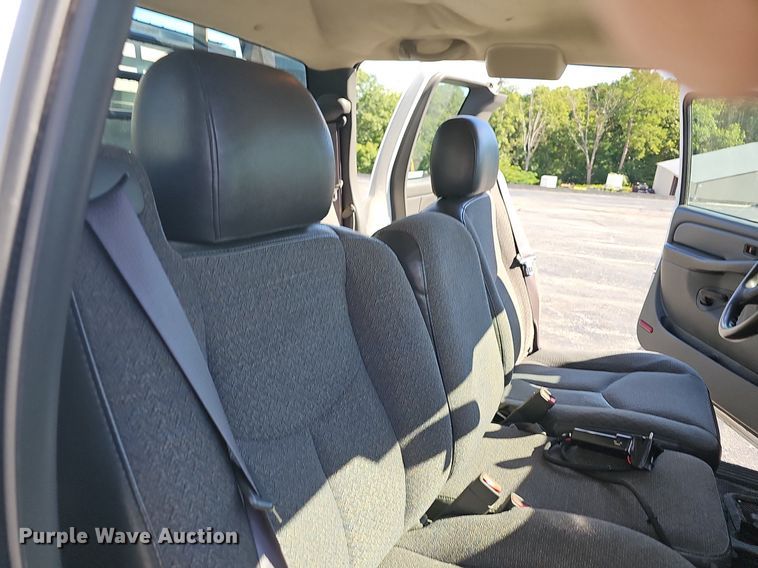 image for item NT9951 2004 Chevrolet Silverado 2500HD  Ext. Cab flatbed pickup truck