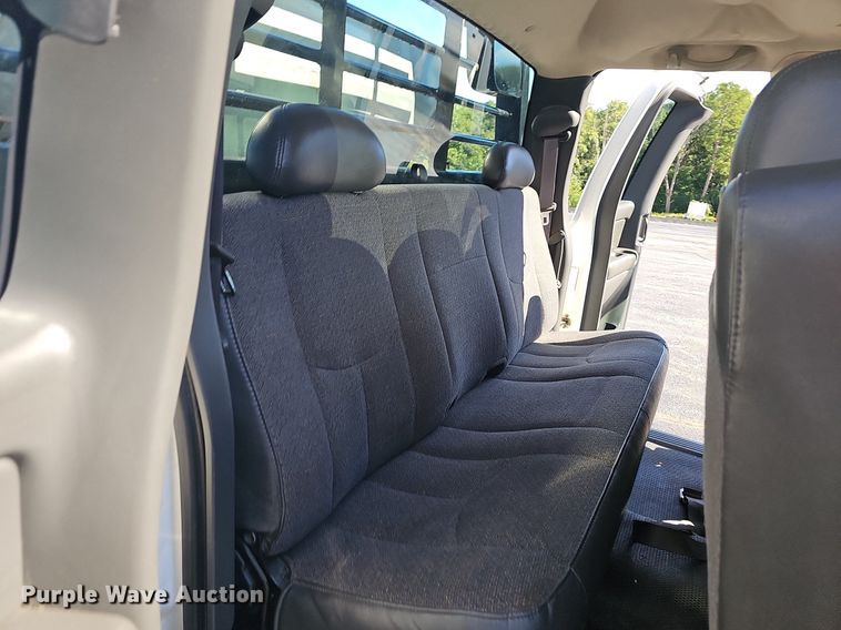 image for item NT9951 2004 Chevrolet Silverado 2500HD  Ext. Cab flatbed pickup truck