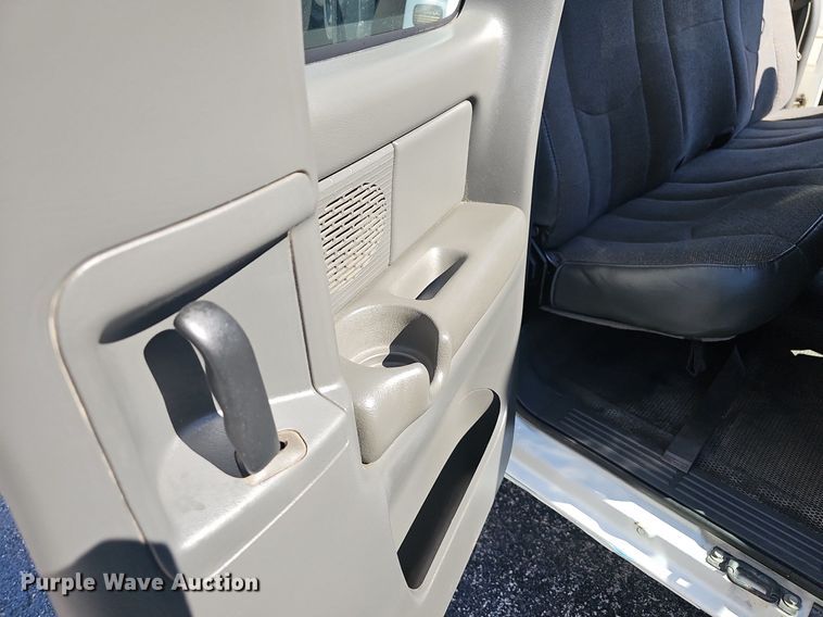 image for item NT9951 2004 Chevrolet Silverado 2500HD  Ext. Cab flatbed pickup truck