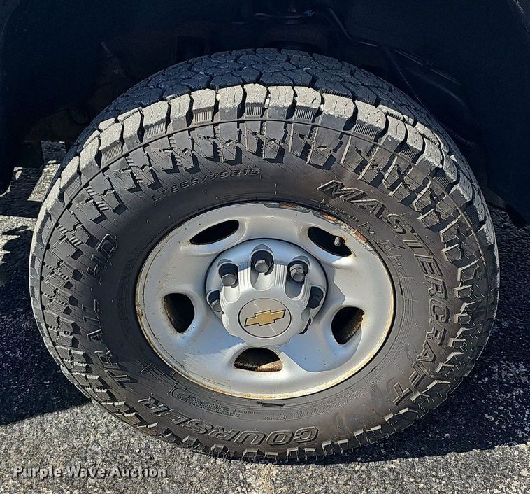 image for item NT9951 2004 Chevrolet Silverado 2500HD  Ext. Cab flatbed pickup truck