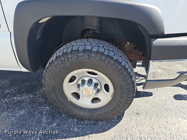 image for item NT9951 2004 Chevrolet Silverado 2500HD  Ext. Cab flatbed pickup truck