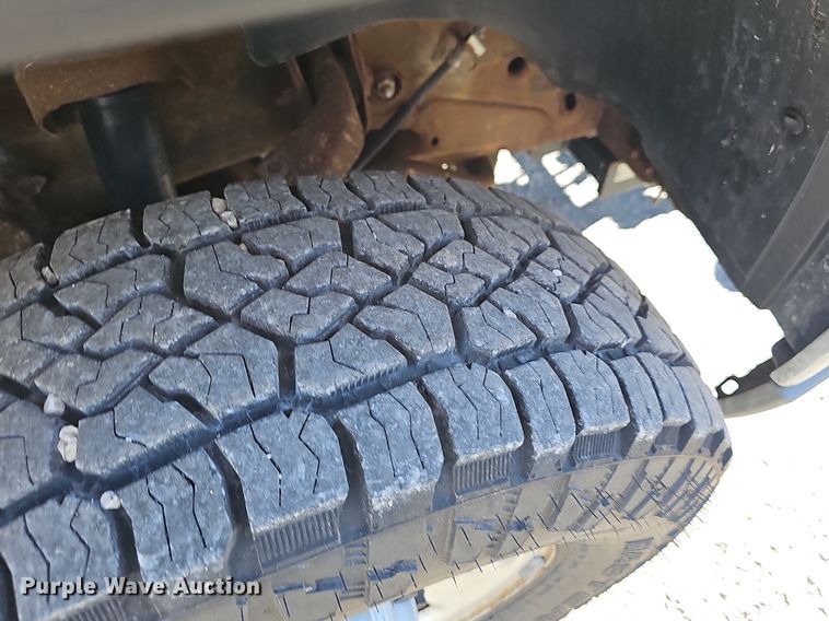 image for item NT9951 2004 Chevrolet Silverado 2500HD  Ext. Cab flatbed pickup truck