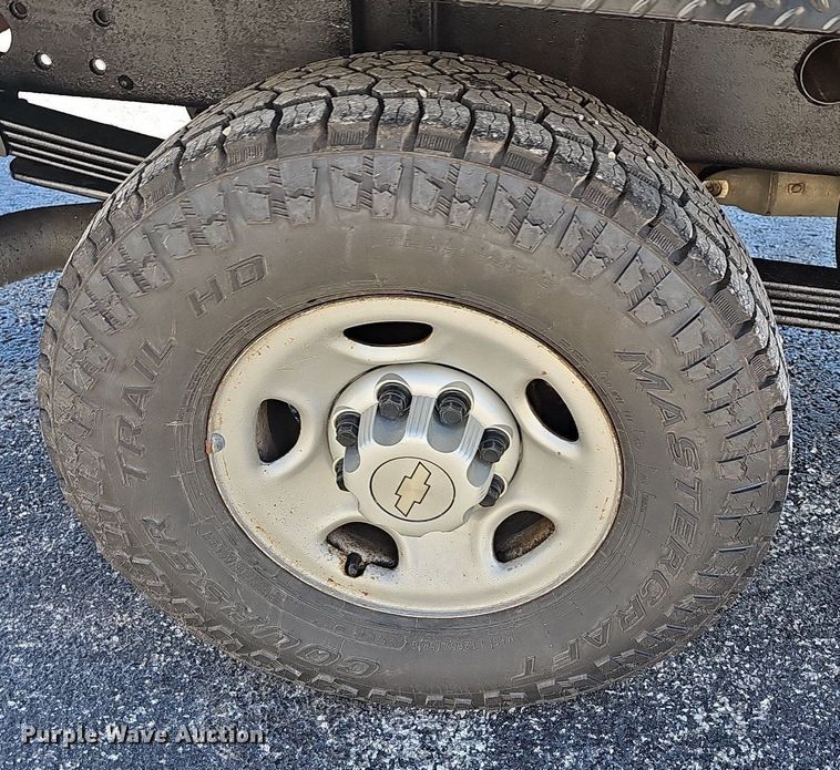 image for item NT9951 2004 Chevrolet Silverado 2500HD  Ext. Cab flatbed pickup truck