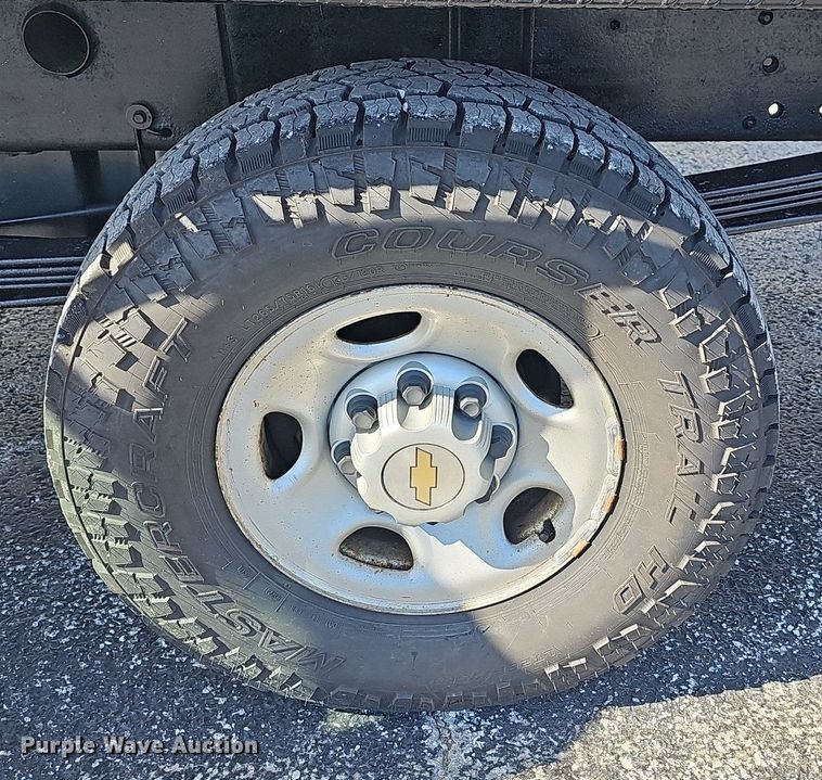 image for item NT9951 2004 Chevrolet Silverado 2500HD  Ext. Cab flatbed pickup truck